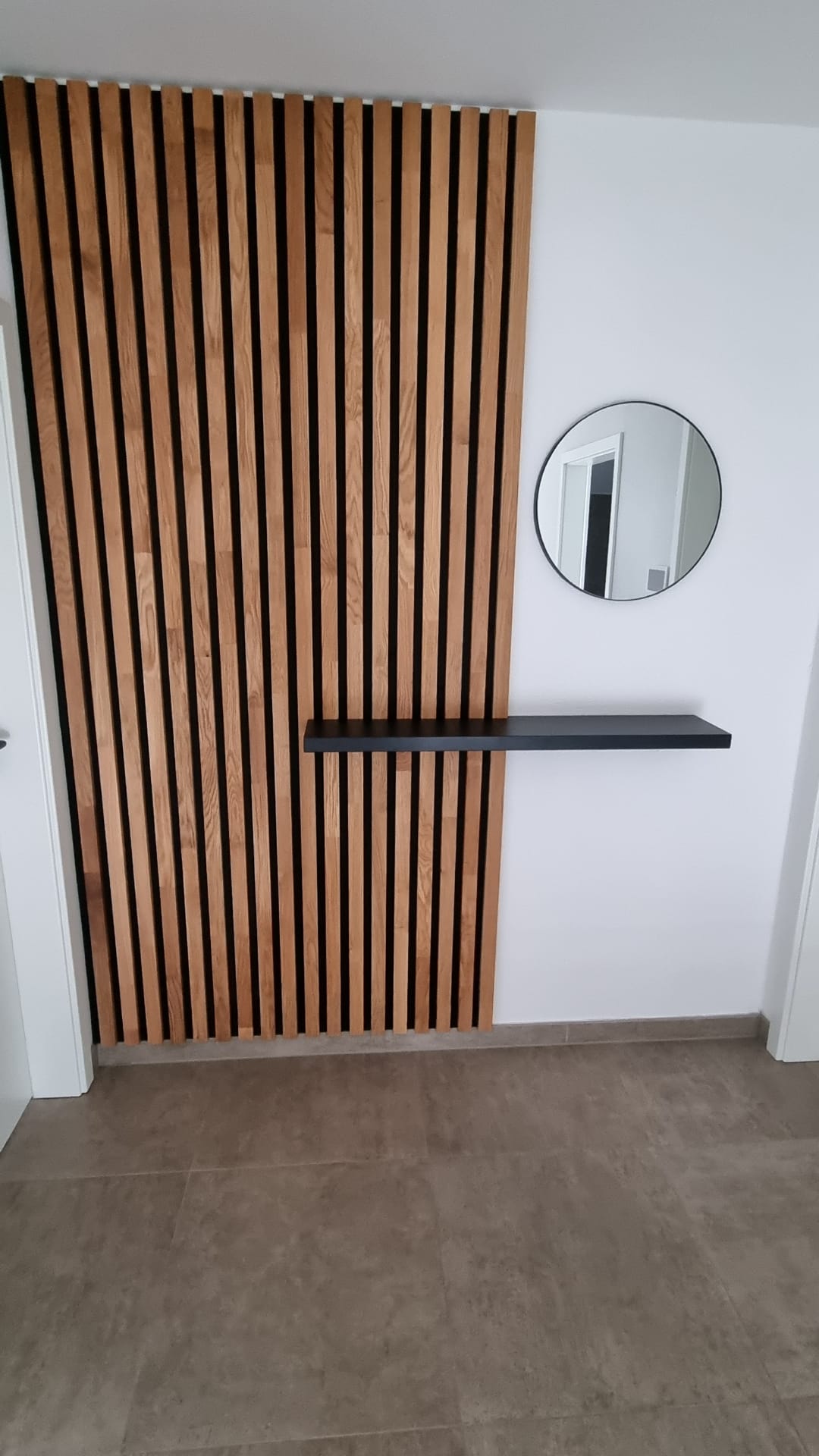 Akustikpaneele in der Garderobe aus Echtholz