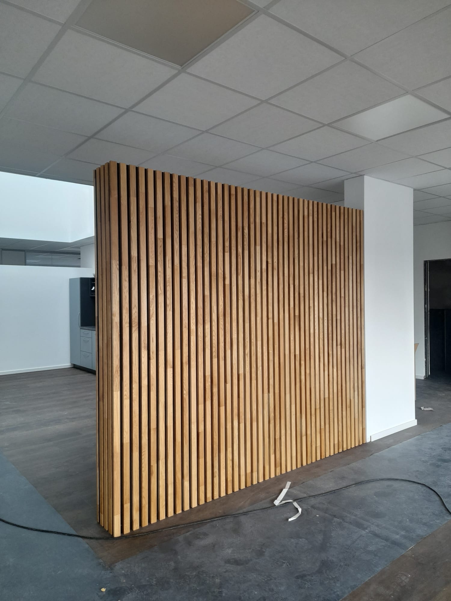 Hochwertige Akustikpaneele Holz aus Eiche mit vertikaler Maserung, ideal zur Verbesserung der Raumakustik in Schlafzimmern und Büros.