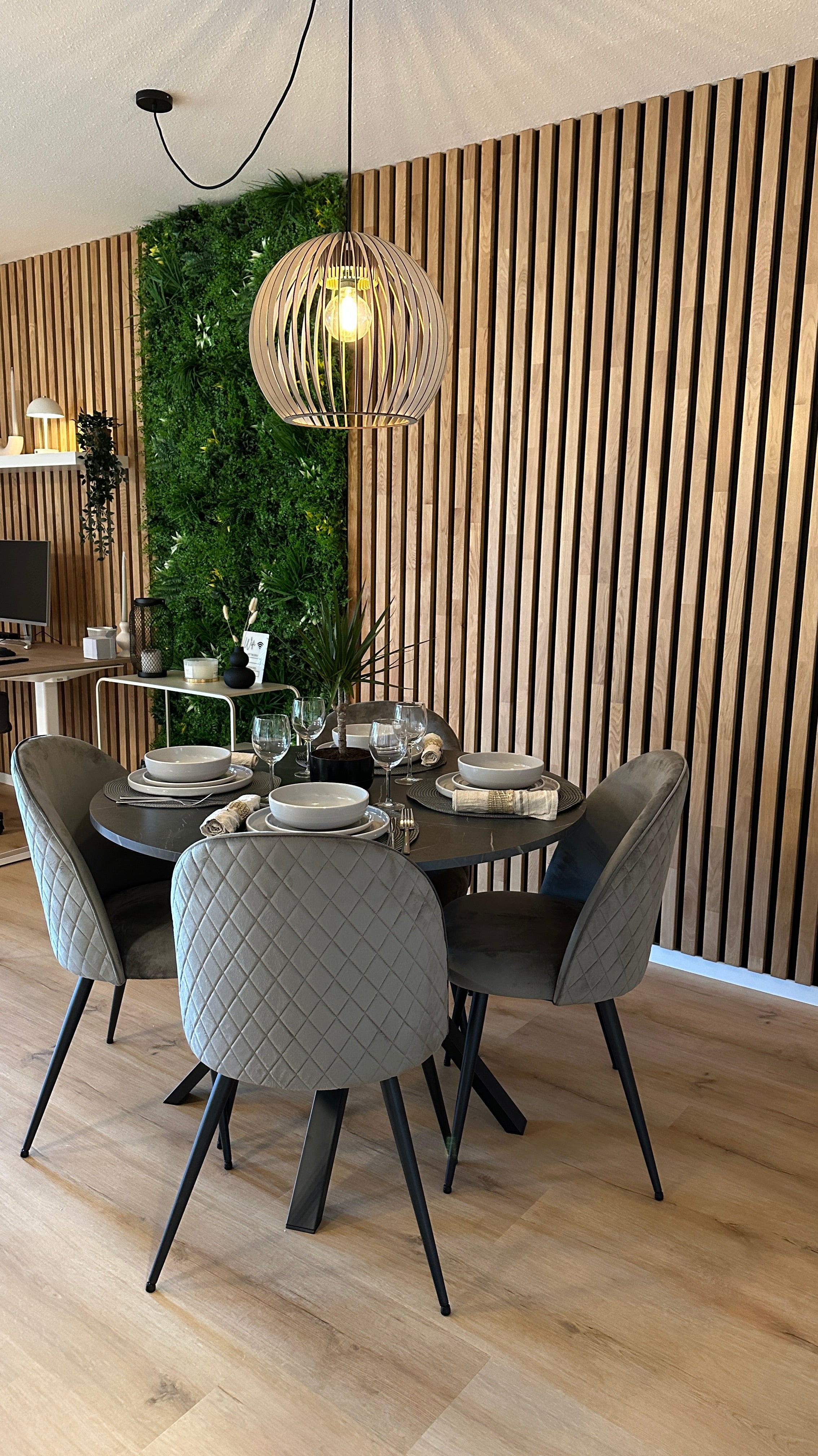 Luxuswohnzimmer mit dekorativen Akustikpaneelen aus massiver Eiche, verarbeitet zu einem rustikalen und zugleich eleganten Design von Luxurywood.