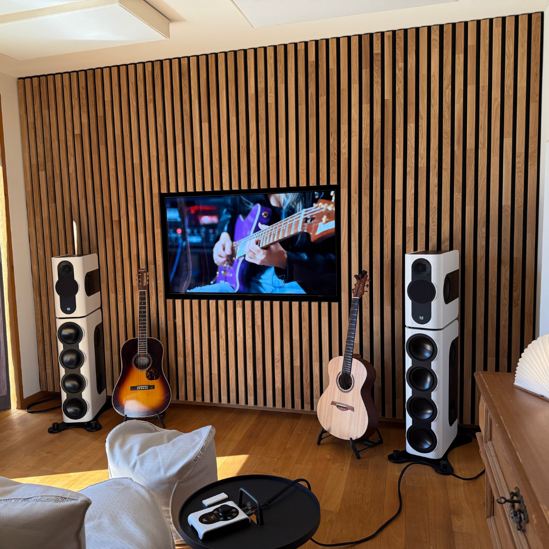 Kombination aus Akustikpaneele Holz und Massivholzwand aus rustikaler Eiche, eingebettet in einen modernen Wohn- und Arbeitsbereich.