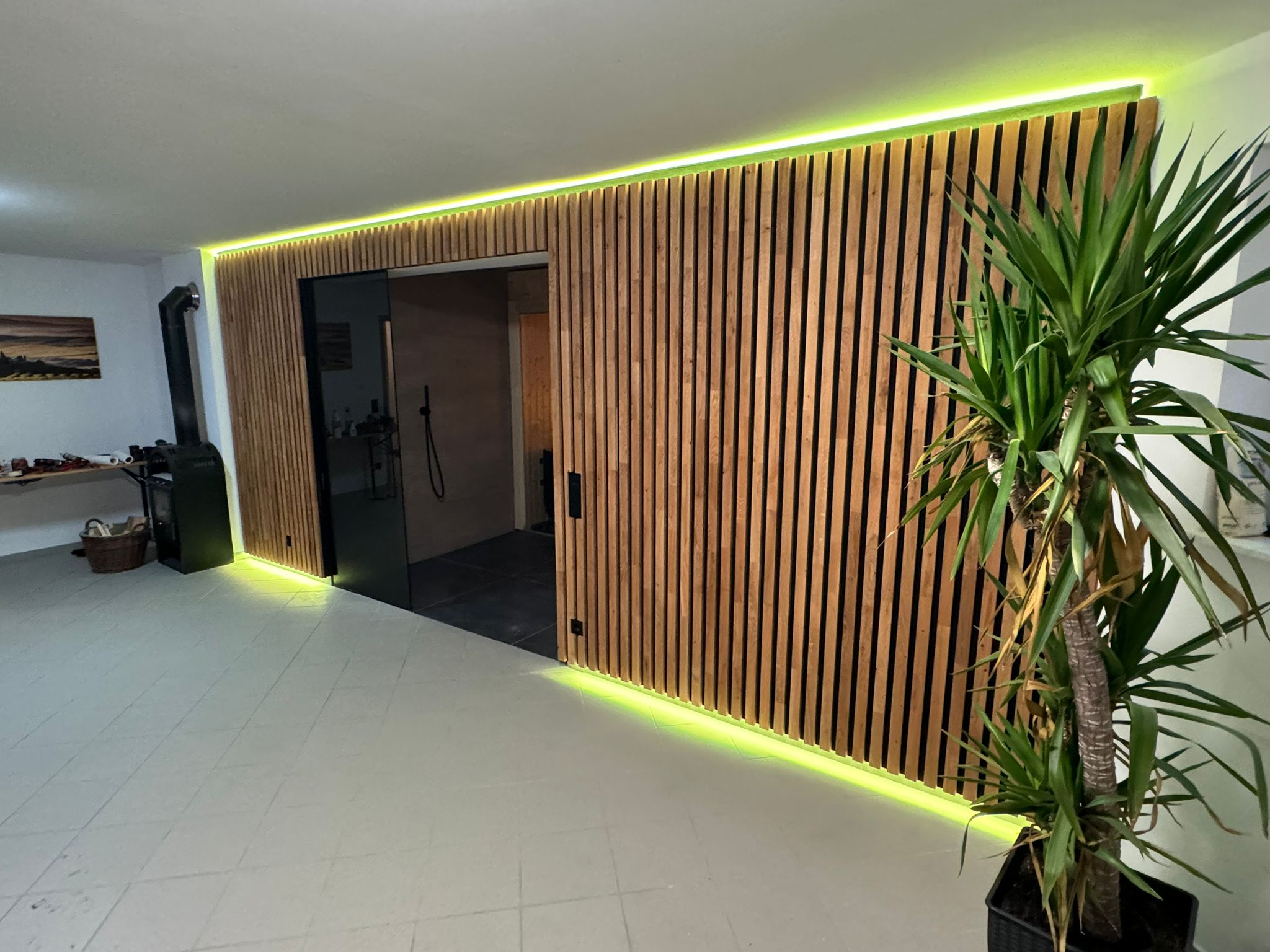 Luxus-Akustikpaneele aus rustikaler Eiche in Kombination mit Massivholzleisten von Luxurywood in einem offenen Wohnbereich. Sauna