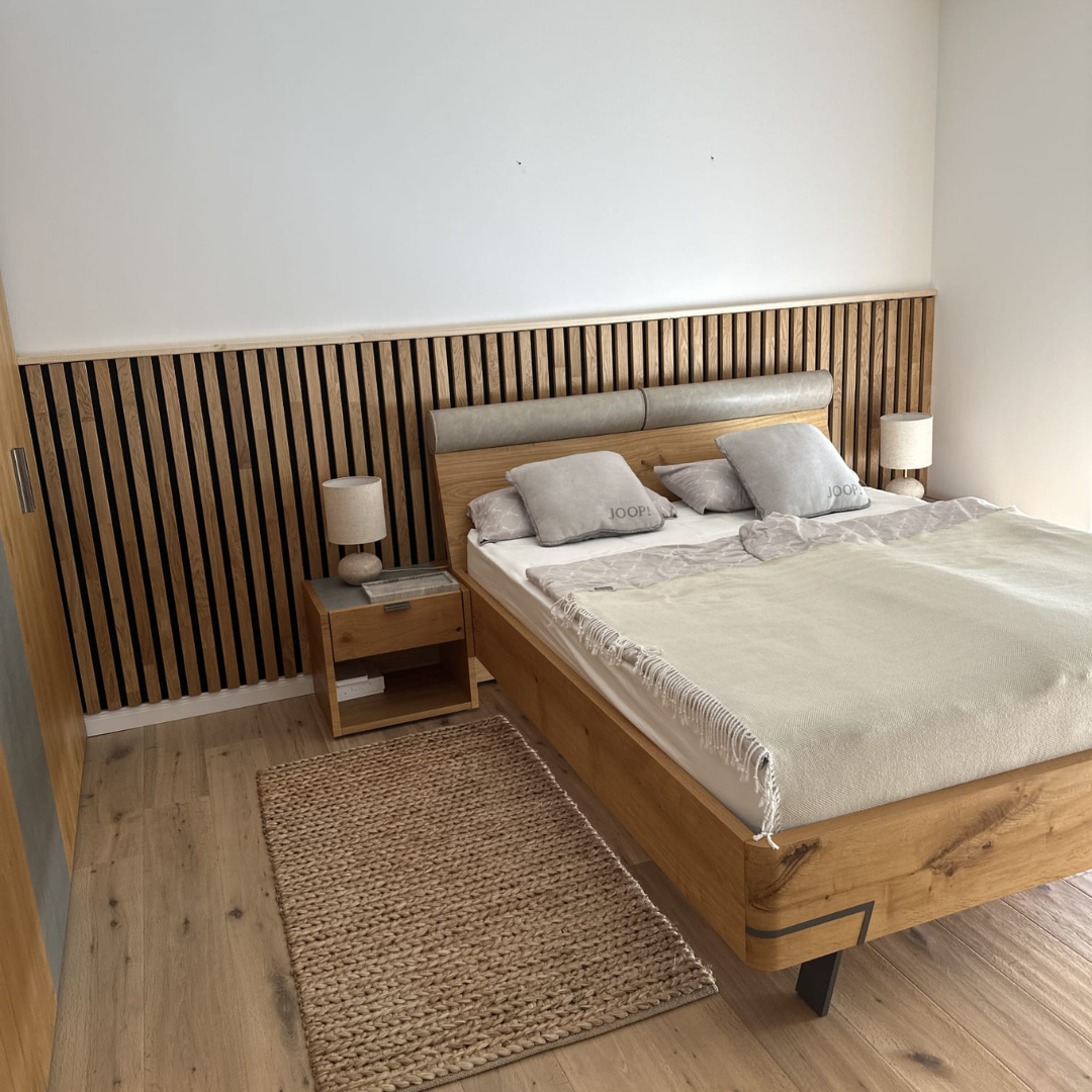 Raum mit minimalistischer Einrichtung und vertikal verbauten Akustikpaneelen Holz aus Eiche – klanglich optimiert und optisch harmonisch.