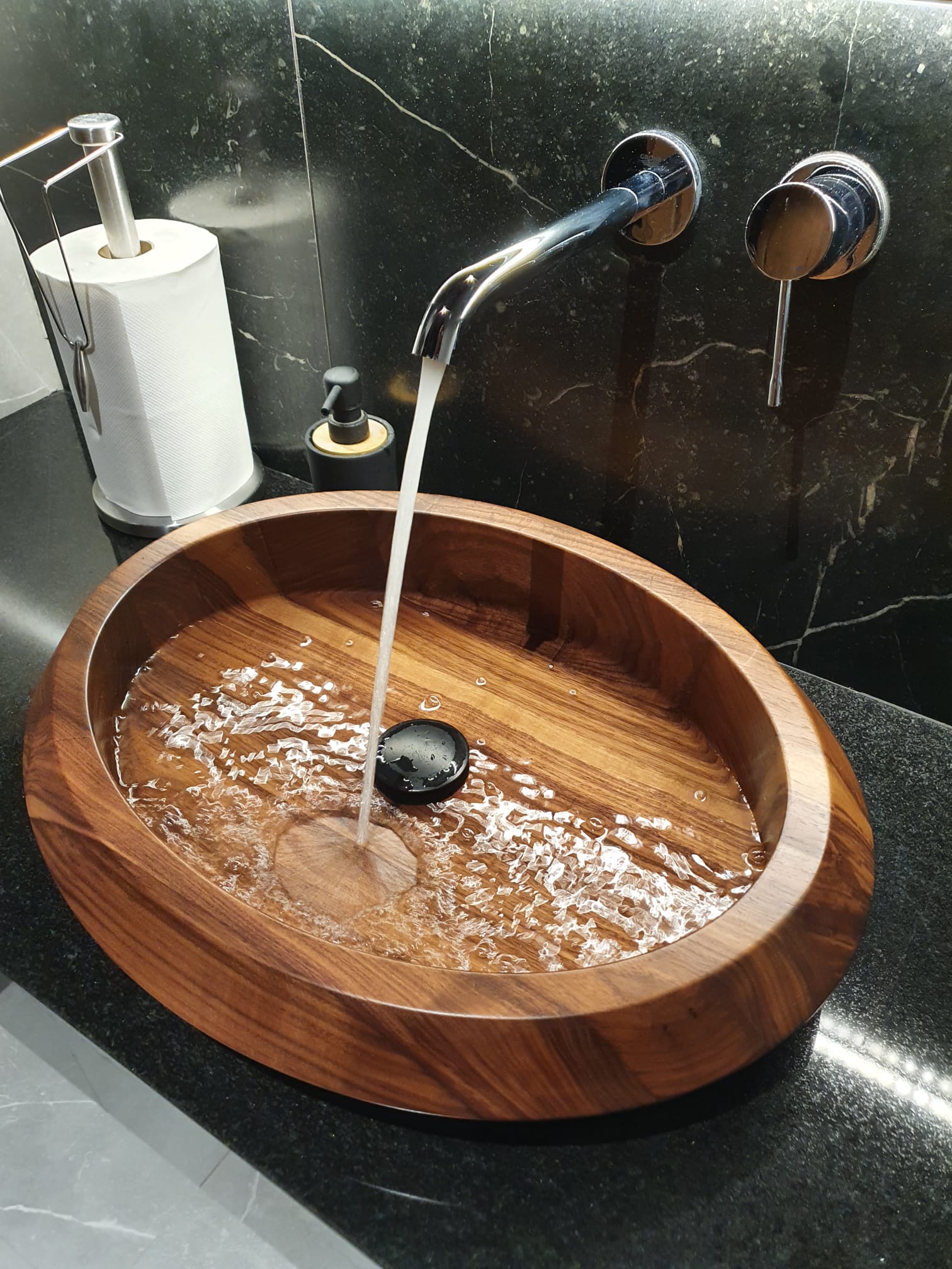 Elegantes Aufsatzwaschbecken aus Holz - Hochwertiges Massivholz für stilvolle und nachhaltige Badinterieurs.