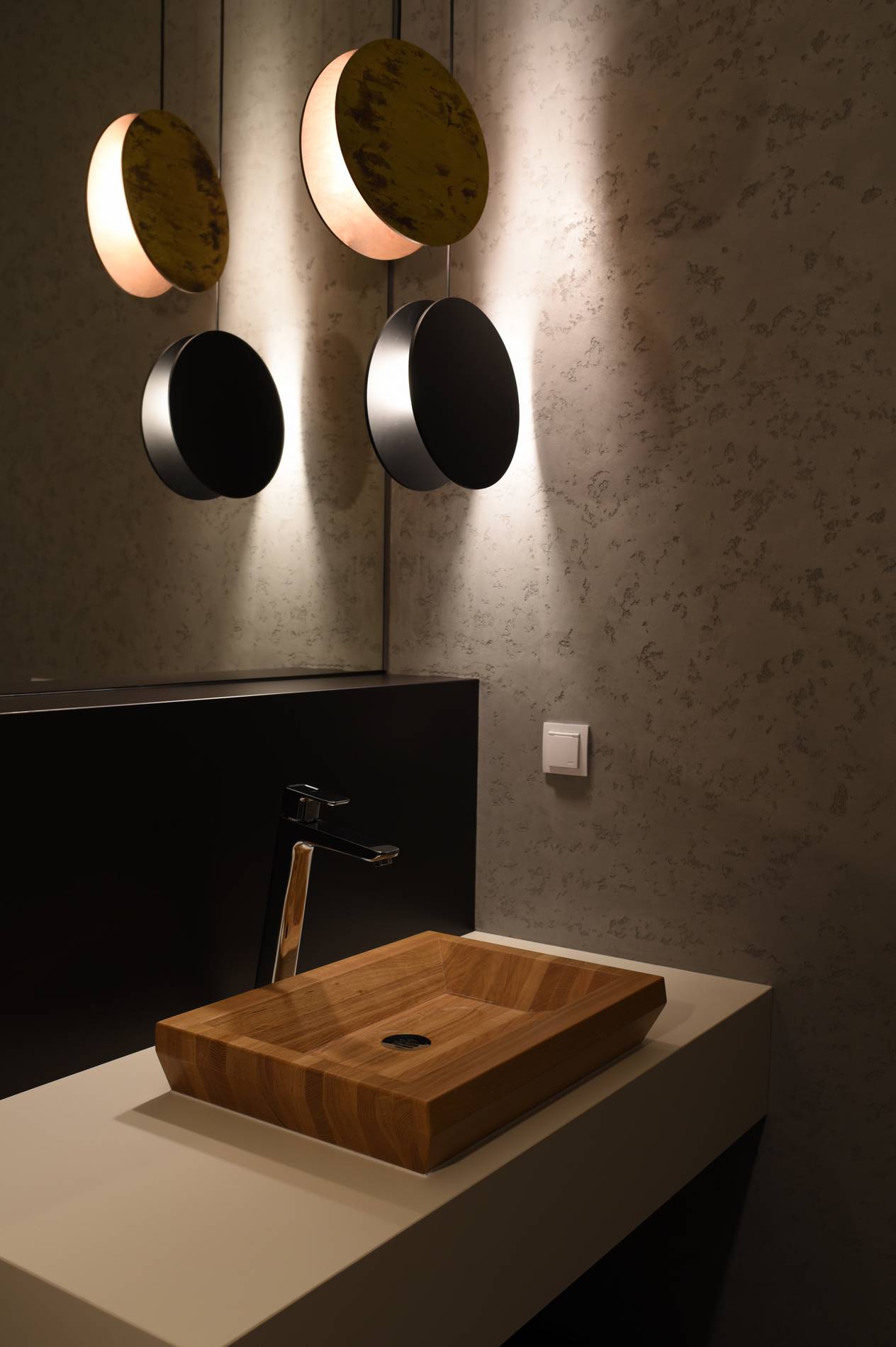 Handgefertigtes Massivholz Waschbecken - Kunstvolles Design für eine warme und einladende Badezimmeratmosphäre.
