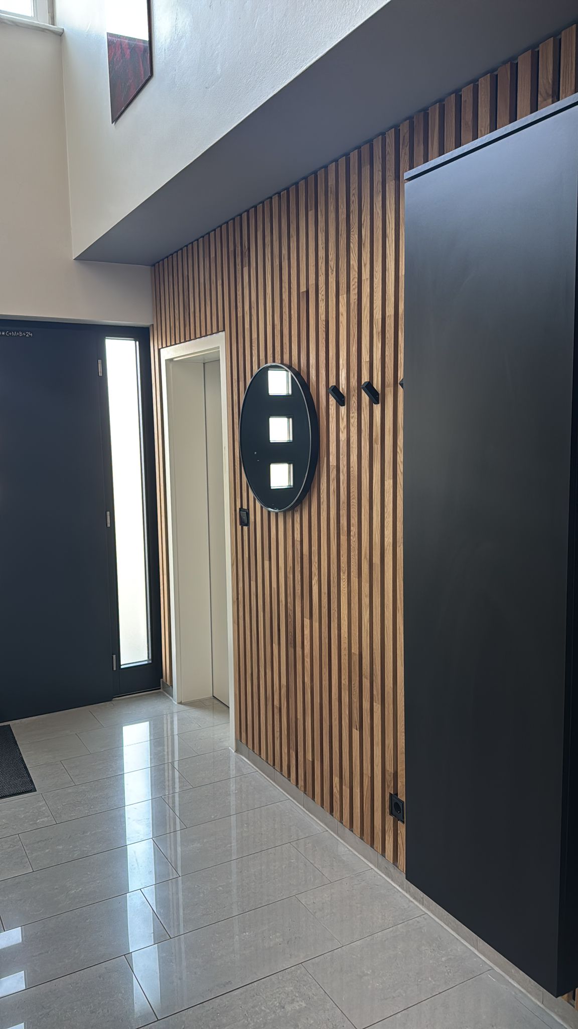 Eleganter Wohnraum mit großflächigen Akustikpaneelen Holz aus rustikaler Eiche, die akustische Wirkung und edles Echtholz-Design harmonisch vereinen.