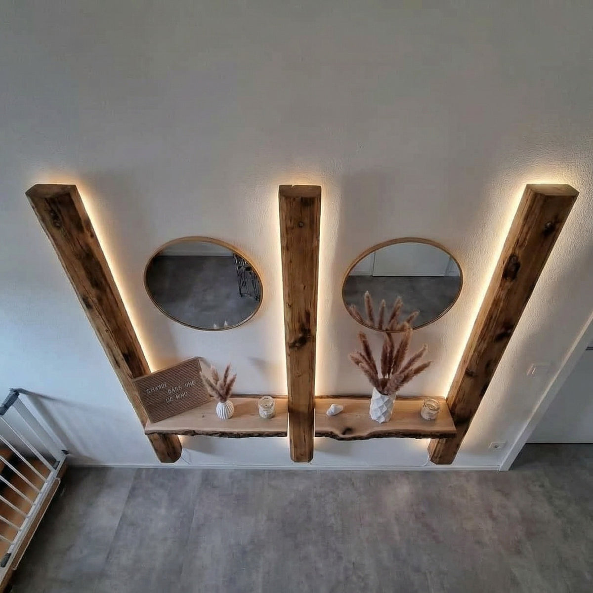 Altholz – Wandlampe mit LED, warmer Lichtton im Wohnzimmer