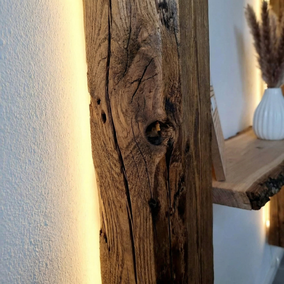 Altholz – Balkenleuchte Detail Holzstruktur, jedes Stück ein Unikat