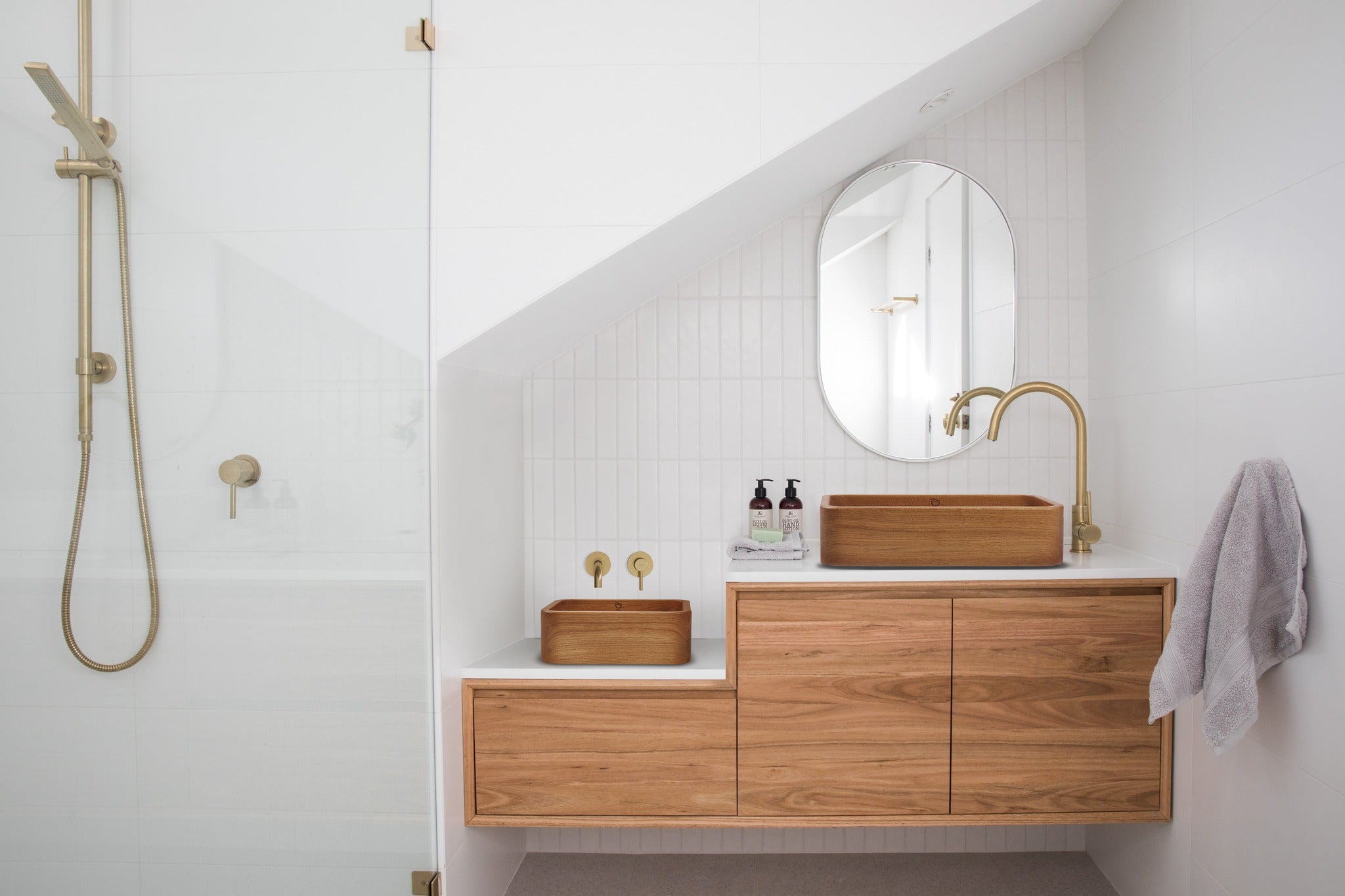 Vielseitiges Aufsatzwaschbecken aus Holz - Passt in moderne, klassische und rustikale Badezimmerdesigns.