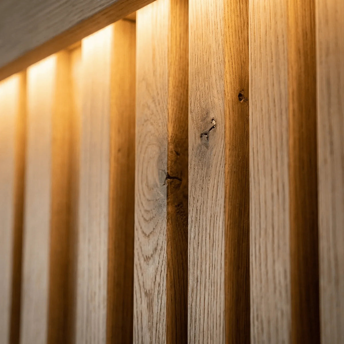 Detail: Eiche-Lamellen mit indirekter Beleuchtung